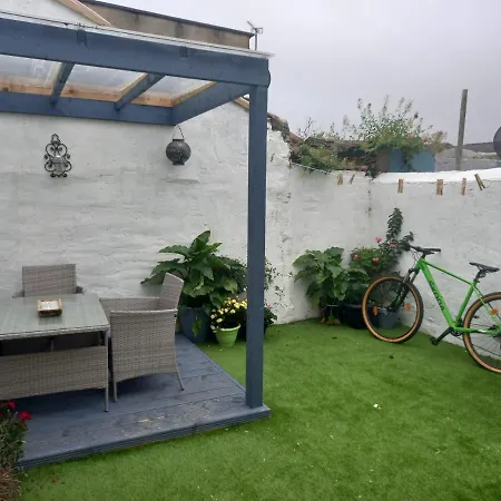 3-bed Corner Terrace House By The Sea Town *