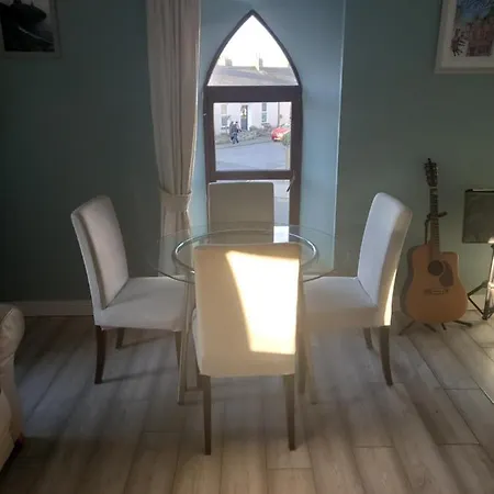 3-bed Corner Terrace House By The Sea Town Holiday home Wicklow