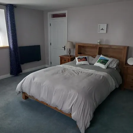 3-bed Corner Terrace House By The Sea Town *