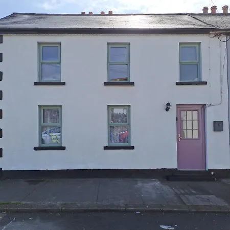 3-bed Corner Terrace House By The Sea Town Holiday home