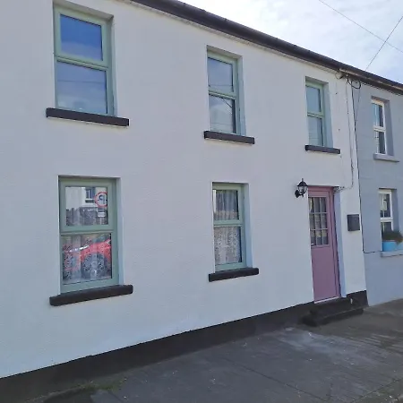 3-bed Corner Terrace House By The Sea Town Holiday home Wicklow